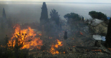 в Алупке горит многоквартирный дом, неравнодушные жители Ялты собирают помощь для оставшихся без крова людей