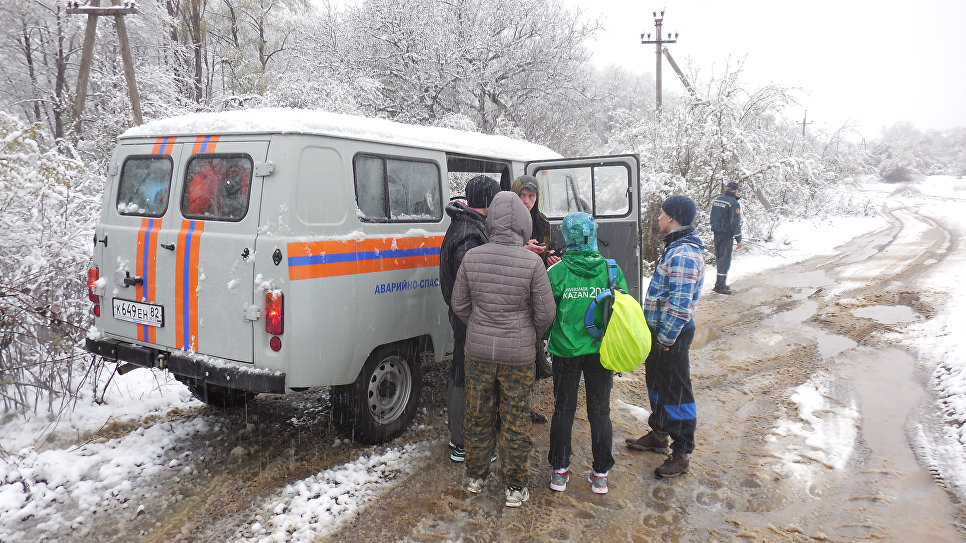 В горах Крыма эвакуировали туристов, которые не смогли перейти полноводную реку