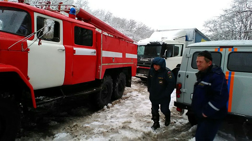 Крымские спасатели "растащили" затор на Грушевском перевале