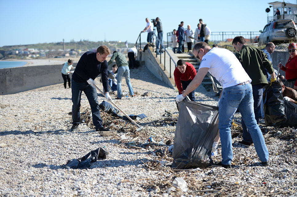В Любимовке в рамках Всекрымского субботника с пляжа вывезли 300 мешков мусора