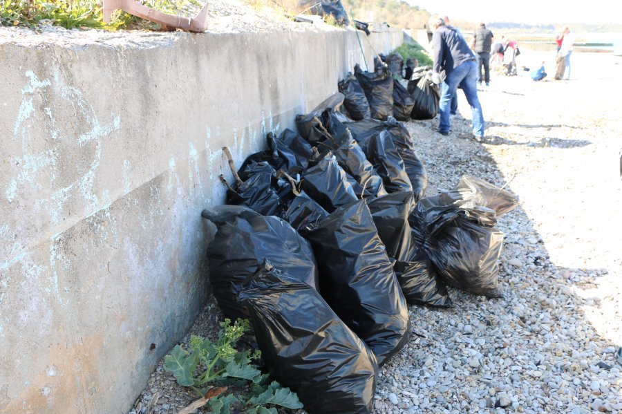 В Любимовке в рамках Всекрымского субботника с пляжа вывезли 300 мешков мусора