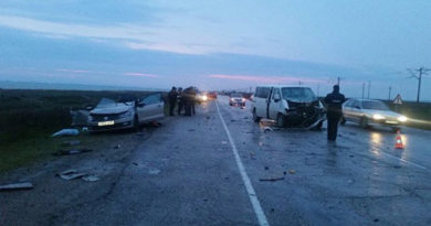 На скользкой дороге в Крыму столкнулись иномарка и микроавтобус: погибли двое