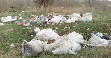 Под двери глав администраций двух крымских районов выгрузили мусор