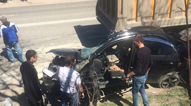 При столкновении иномарки с самосвалом на крымской трассе погиб человек