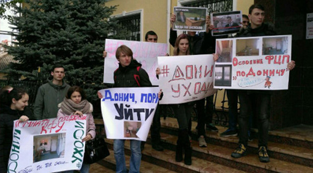 Студенты Крымского федерального университета устроили пикет и выразили недоверие ректору (ФОТО, ВИДЕО)