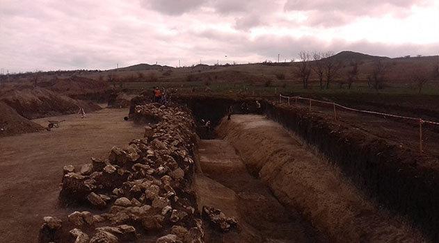 В зоне строительства автоподхода к мосту в Крым нашли античный вал и некрополь