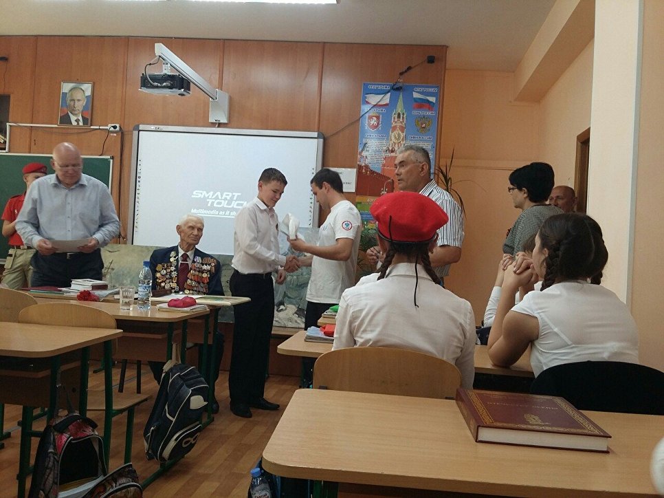 Активисты ОНФ провели "уроки Победы" в школах Симферополя