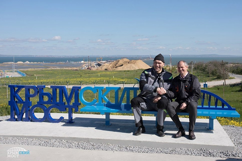 В Тамани установили скамью с видом на строящийся Крымский мост