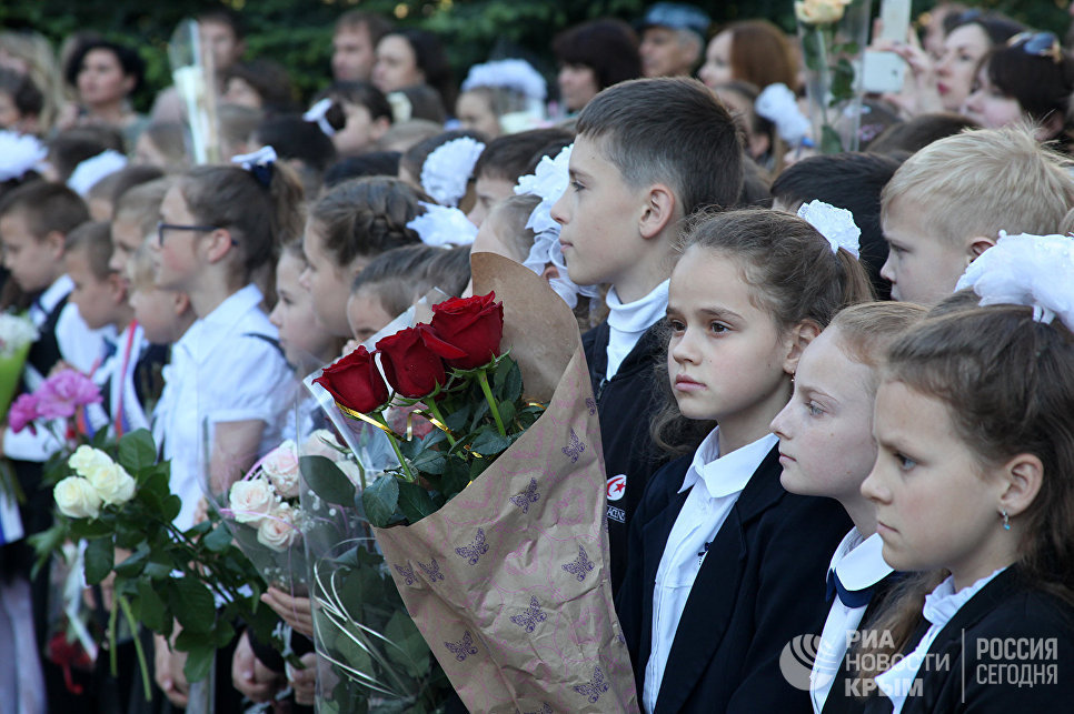 В школах Крыма и Севастополя прозвенели последние звонки