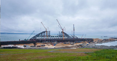 Строители раскрыли детали морской операции по установке арок моста в Крым на фарватер