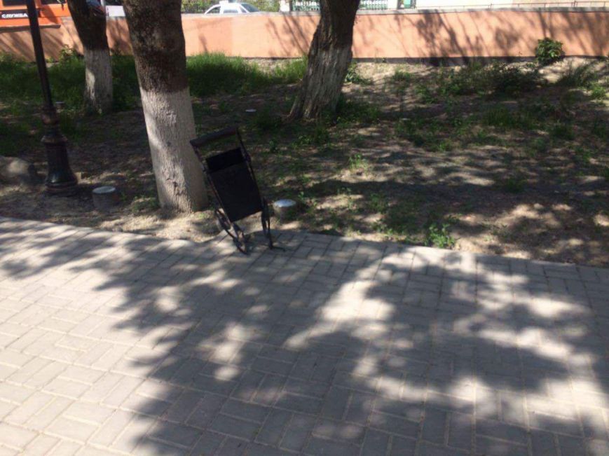 В Бахчисарае автомобилисты срезали замки с забора, ограждающего парк, чтобы устроить бесплатную парковку