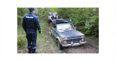 В крымском лесу туристы на авто застряли в грязи. Без помощи спасателей не обошлось