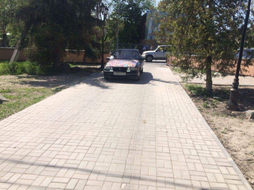 В Бахчисарае автомобилисты срезали замки с забора, ограждающего парк, чтобы устроить бесплатную парковку