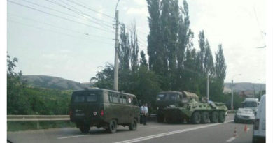 На трассе Симферополь-Алушта столкнулись военный КамАЗ и БТР: движение затруднено