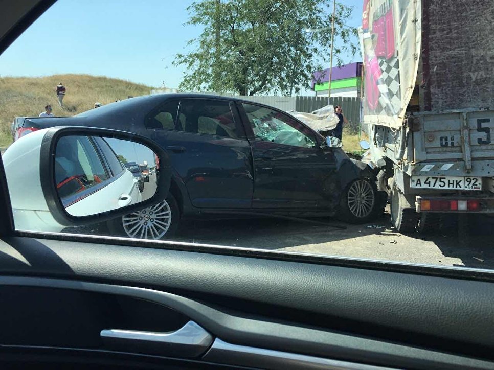 В Симферополе столкнулись Volkswagen и ГАЗель: есть пострадавшие