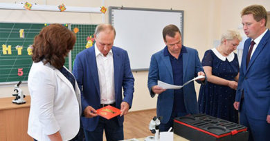 Путин и Медведев осмотрели здание образовательного центра в Севастополе